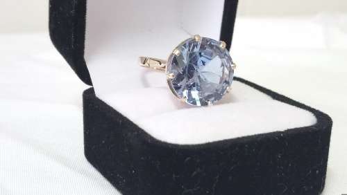 Vintage 9ct gold ring with blue stone